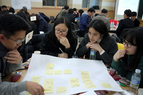 28일 오후 경기 고양시 일산국제컨벤션고에서 열린 ‘우리가 만드는 교육대통령-2012 교육의제 발굴을 위한 원탁토론’에 참가한 학생들이 각자 제안한 교육의제들을 정리하고 있다.