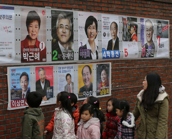 <b>선생님, 이 사진들 뭐에요?</b> 제18대 대통령선거의 후보자 선거벽보 부착이 시작된 30일 오후 서울 종로6가에 붙은 대통령 후보와 서울시교육감 후보의 벽보를 유치원생들이 살펴보고 있다. 선거벽보에는 후보자 사진, 경력, 학력과 그 밖의 홍보에 필요한 내용이 게재된다. 선거벽보나 현수막을 훼손하면 2년 이하의 징역 또는 400만원 이하의 벌금에 처해진다.  박종식 기자 aanki@hani.co.kr