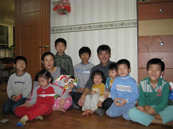 충북 청원의 10남매 다둥이 가족. 사춘기 맏딸은 사진에선 빠졌다. 넉넉지 않은 형편이지만 서로에게 설 선물을 나누며 세상에서 가장 행복한 설을 보냈다고 한다.   오윤주 기자 sting@hani.co.kr