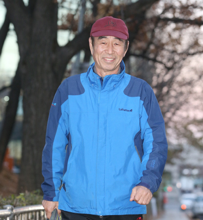 “나는 내 의지력을 시험하기 위해서 걷는다. 걷기는 굉장히 쉽고 평범한 것 같지만 의외로 곧은 의지가 필요한 운동이다.” 11월26일 서울 서초구 양재동 한 공원에서 만난 박용원씨는 2만2000&#58222;를 걸은 사람답게 깡마른 체구 속에 강인한 의지력이 엿보였다. 이정아 기자 leej@hani.co.kr