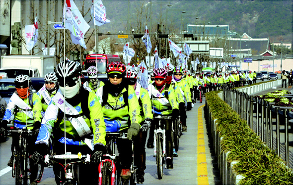 서울시선거관리위원회 자전거 홍보단이 2일 오전 서울 종로구 광화문광장에서 제18대 대통령 선거와 서울시교육감 재선거 투표 참여를 홍보하는 자전거 퍼레이드를 벌이고 있다. 김경호 기자 jijae@hani.co.kr