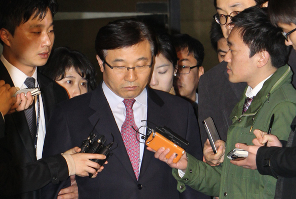총리실 공직지원윤리지원관실의 불법사찰 의혹과 관련해 구속수감중인 이영호 전 청와대 고용노사비서관이 지난 4월3일 저녁, 구속영장 발부 직후 서울 서초동 서울중앙지검에서 차를 타고 구치소로 향하고 있다. 이종근 기자 root2@hani.co.kr