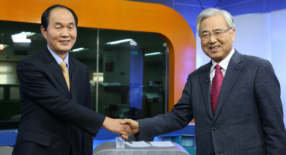 오는 19일 대통령 선거와 함께 치러지는 서울시교육감 재선거에 출마한 이수호 후보(왼쪽)와 문용린 후보가 4일 오전 서울 공덕동 한겨레신문사 스튜디오에서 첫 양자 토론을 하기에 앞서 악수하고 있다. 김정효 기자 hyopd@hani.co.kr