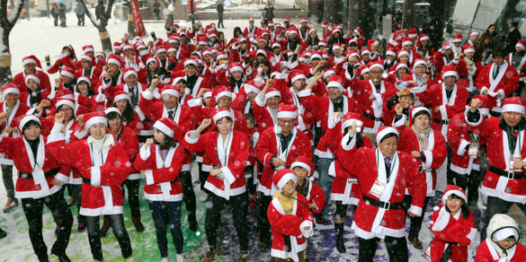 희망산타 자원봉사자들이 5일 오후 서울 광화문 교보생명 빌당 앞에서 열린 2012다솜이희망산타 발대식에서 빨간 산타옷을 입고 눈을 맞으며 강남스타일에 맞춰 말춤을 추고 있다.  김태형 기자 xogud555@hani.co.kr