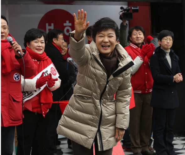 박근혜 새누리당 후보가 6일 오전 경기도 부천시 원미구 심곡동 부천역 광장에서 열린 새누리당 집중유세에서 지지자들에게 손을 흔들고 있다. 부천/강창광 기자 <A href="mailto:chang@hani.co.kr">chang@hani.co.kr</A>