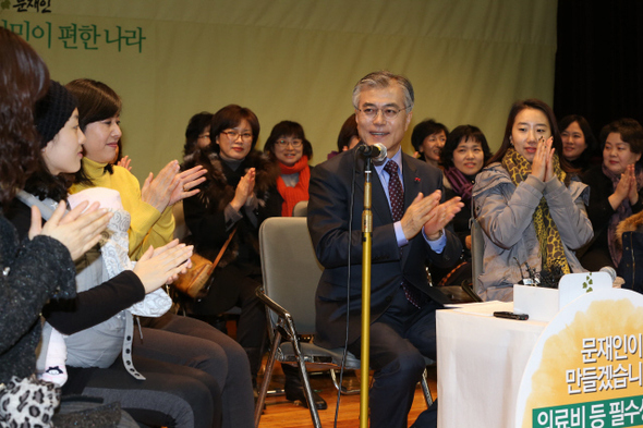 문재인 민주통합당 후보가 6일 오후 경기 고양시 덕양구 행신동 고양시 여성회관에서 주부들과 간담회를 시작하기에 앞서 함께 박수치고 있다.  고양/이정우 선임기자 woo@hani.co.kr