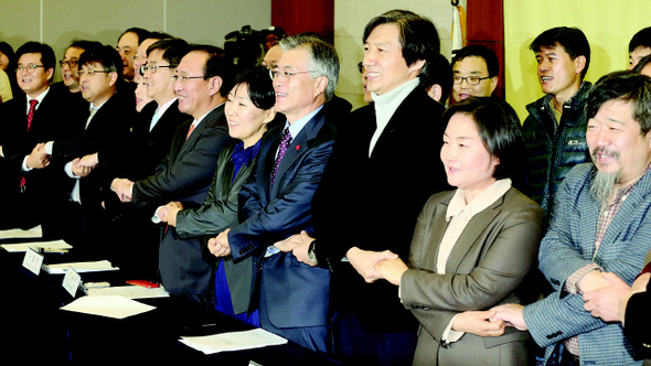 문재인 민주통합당 후보가 6일 오전 서울 용산구 백범기념관에서 열린 ‘정권교체와 새정치를 위한 국민연대’ 출범식에서 시민사회 인사들과 손을 엇갈려 잡고 연대를 다짐하고 있다. 오른쪽부터 한홍구 성공회대 교수, 배옥병 친환경무상급식풀뿌리국민연대 상임위원장, 조국 서울대 교수, 문 후보, 정혜신 정신과 전문의, 노회찬 진보정의당 대표, 안경환 서울대 교수.  이정우 선임기자 <A href="mailto:woo@hani.co.kr">woo@hani.co.kr</A>