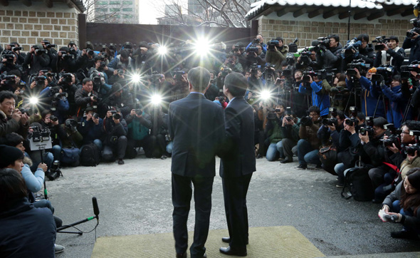 문재인 민주통합당 후보와 안철수 전 후보가 6일 오후 서울 정동의 한 음식점에서 단독회동을 마친 뒤 사진기자들을 향해 자세를 취하고 있다. 공동취재사진