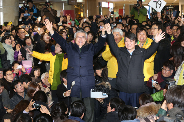 문재인 민주통합당 후보(왼쪽)와 안철수 전 후보가 7일 오후 부산시 부산진구 부전동 롯데백화점 지하 분수대광장에서 시민들을 향해 손을 들어 인사하고 있다. 부산/이정우 선임기자 woo@hani.co.kr