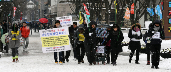 서울 중구 대한문 옆 ‘함께 살자 농성촌’ 농성자들이 7일 오전 이윤엽 화가의 ‘함께 살자!’ 조형물을 앞세우고 △쌍용자동차 해고노동자 복직 △제주 해군기지 백지화 △용산참사 진상규명 및 구속 철거민 석방 △핵발전정책 폐기 및 송전탑 건설 중단 등을 요구하며 청와대 방향으로 행진하고 있다. 경찰은 정부종합청사 앞에서 이들의 행진을 가로막았다.  류우종 기자 wjryu@hani.co.kr