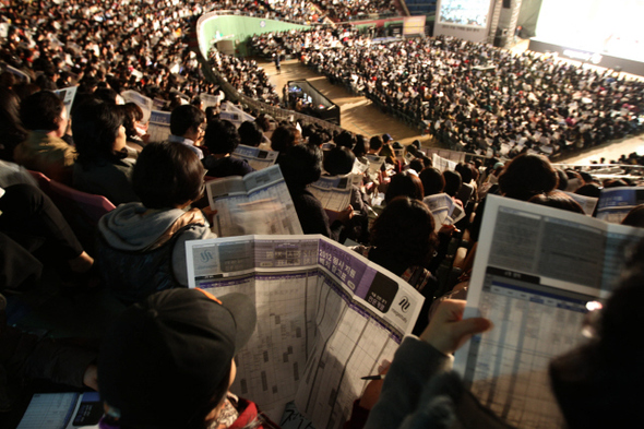 정시로 합격하는 황금로드맵이 따로 있는 건 아니다. 학교별 수능 반영 비율 등을 꼼꼼히 살펴보는 것이 합격으로 가는 지름길이다. 정시 지원 전략 설명회에서 학교별 배치표를 보고 있는 사람들의 모습이다.  류우종 기자 wjryu@hani.co.kr