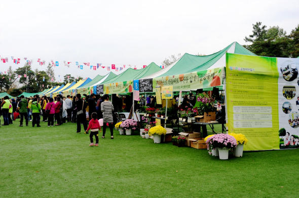 지난달 27일 광주 광산구 경암근린공원에서 열린 제2회 투게더 광산 나눔페스티벌에서 나눔가게가 마련됐다.