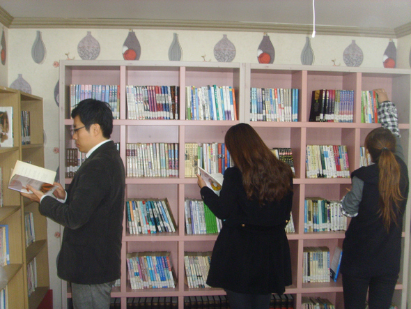 지난 7월 문을 연 부산 서구 서대신3동의 주민 쉼터 ‘모꿈이’ 도서관에서 주민들이 책을 고르고 있다.