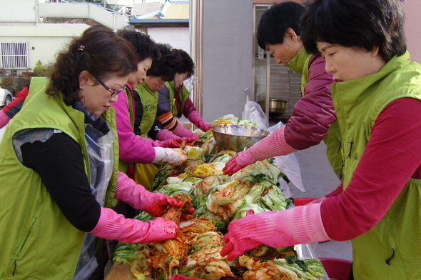 경남 진주시 성지동 ‘좋은 세상 협의회’ 회원들과 자원봉사자들이 어려운 이웃에 나눠줄 김장김치를 담그고 있다.