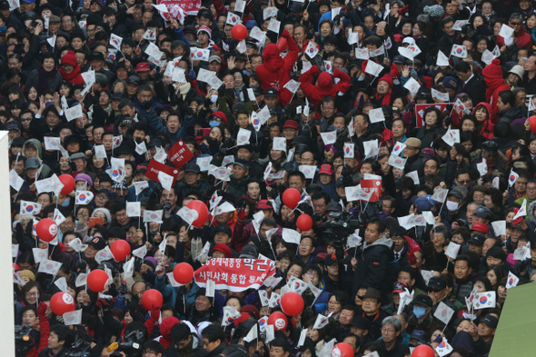 박근혜 새누리당 후보가 13일 오후 강원도 원주 중앙동 문화거리에서 지지를 호소하는 동안 유권자들이 태극기를 든 채 지켜보고 있다. 
 원주/강창광 기자 chang@hani.co.kr