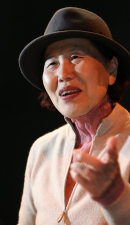 배우 박정자씨가 데뷔 50년을 기념해 연극 <19 그리고 80>을 공연한다. 6일 서울 중구 삼일로창고극장에서 만난 그는 “연극인생 50년을 돌아보면 극장에 있을 때가 가장 행복했고, 관객들에게 박수받을 때 가장 기뻤다”고 말했다. 박종식 기자 anaki@hani.co.kr