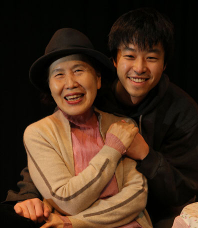 박정자와  연극 <19 그리고 80> 해럴드 역의 조의진. 
박종식 기자 anaki@hani.co.kr