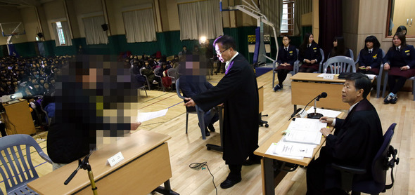 의정부지방법원이 사법사상 처음으로 찾아가는 법정을 연 14일 오후 경기 가평중학교에서  김정삼 판사 심리로 소액사건을 다루고 있다. 가평/김경호기자 jijae@hani.co.kr