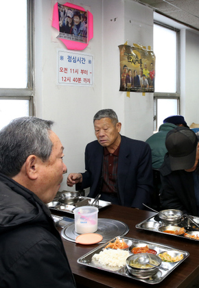 지난 6일 어버이연합 어르신들의 점심식사. 벽에 박근혜 새누리당 대선후보의 사진이 걸려 있다.  
 강재훈 선임기자 khan@hani.co.kr