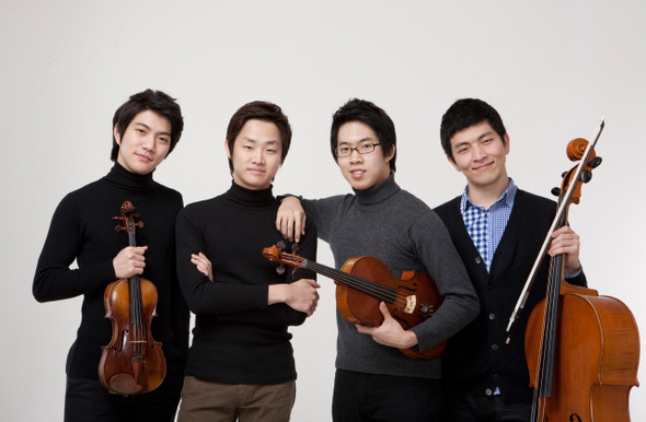 노부스콰르텟의 김영욱, 김재영, 이승원, 문웅휘(왼쪽부터)씨는 개개인이 한국의 차세대 솔리스트로 손꼽히는 신예 연주가들이다. 엠오시(moc)프로덕션 제공