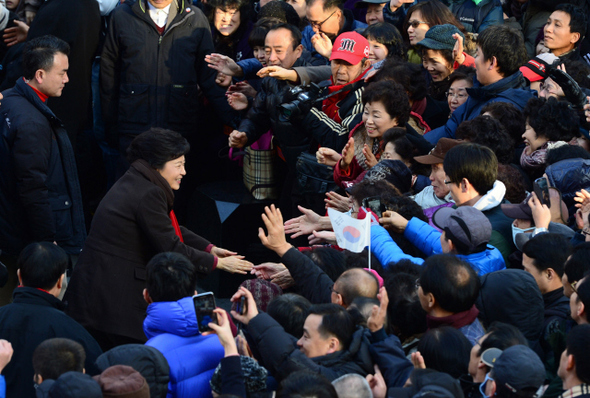 박근혜 새누리당 후보가 17일 오후 경기도 군포시 산본중심상가 거리유세장에 들어서며 지지자들과 인사를 나누고 있다. 군포/공동취재사진