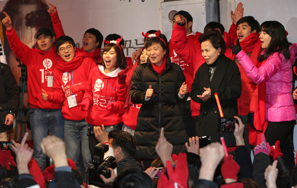 박근혜 새누리당 후보가 18일 저녁 서울 종로구 광화문 광장에서 유세를 한 뒤 지지자들과 함께 춤을 추고 있다. 강창광 기자 chang@hani.co.kr