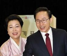 18대 대통령 선거일인 19일 오전 이명박 대통령과 부인 김윤옥여사가 서울 종로구 서울농학교에 마련된 투표소에서 투표하고 있다. (사진=청와대 제공) 18대 대통령 선거일인 19일 오전 이명박 대통령과 부인 김윤옥여사가 서울 종로구 서울농학교에 마련된 투표소에서 투표하고 있다. (사진=청와대 제공)