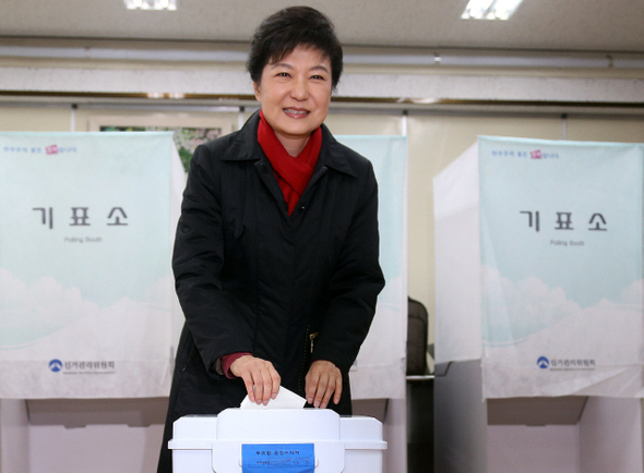 박근혜 대통령 당선인이 19일 오전 서울 강남 삼성동 언주중학교 투표소에서 투표를 하고 있다.  공동취재사진