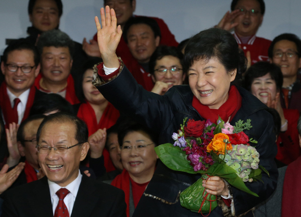 President-elect Park Geun-hye waves to supporters at Saenuri Party headquarters in Seoul’s Yeouido neighborhood after receiving news of her election victory, Dec. 19. (by Kang Chang-gwang, staff photographer)