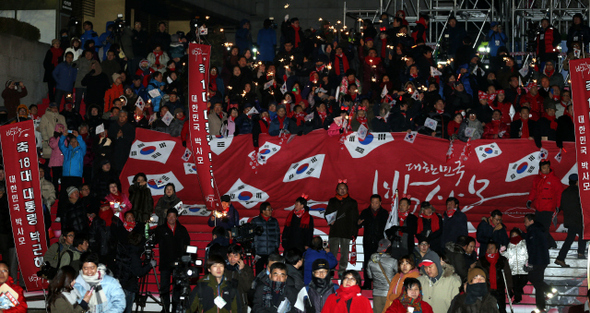 박근혜 당선인 지지자들이 19일 밤 서울 광화문 세종문화회관 앞에서 촛불을 들고 박 당선인을 연호하고 있다. 김경호 기자 jijae@hani.co.kr