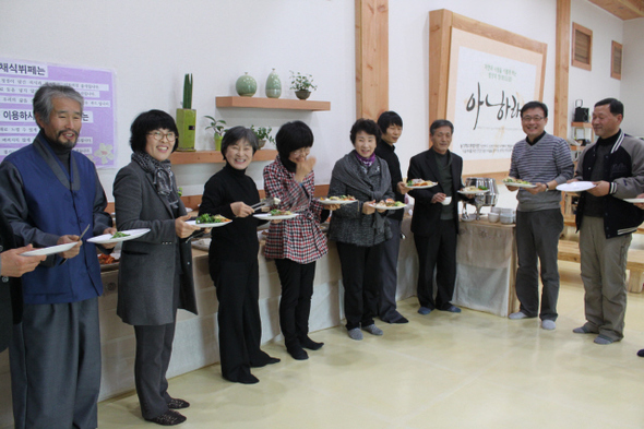 온누리살이 학교의 발기인들이 15일 사회적협동조합 설립총회를 마친 뒤 완주지역 농산물로 식단을 짠 로컬푸드 뷔페식당 ‘아하라’에 모여 식사를 함께 나누고 있다.