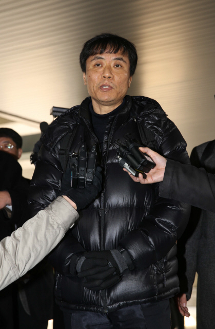 1990년대 ‘한국판 드레퓌스 사건’으로 불리는 이른바 ‘유서대필 사건’으로 실형을 살았던 강기훈(48)씨가 20일 오후 서울 서초동 서울고법에서 열린 첫 재심 재판에 출석하고 있다.  류우종 기자 wjryu@hani.co.kr