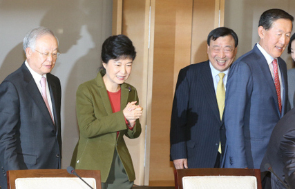 박근혜 대통령 당선인이 새누리당 후보 시절이던 지난달 8일 오후 서울 중구 대한상의회관에서 경제5단체장과 간담회를 위해 자리로 향하고 있다. 왼쪽부터 손경식 대한상공회의소 회장, 박 당선인, 이희범 한국경영자총협회장, 허창수 전국경제인연합회장. 강창광 기자 chang@hani.co.kr