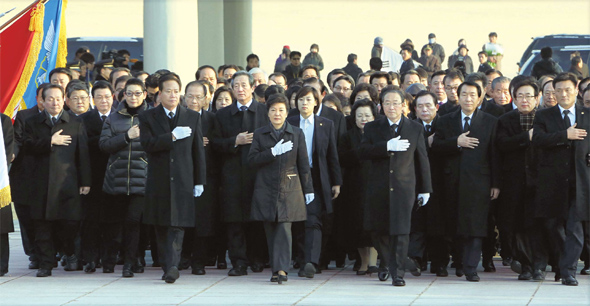 박근혜 대통령 당선인과 새누리당 당직자들이 20일 오전 서울 동작구 흑석동 국립현충원에서 국기에 대한 경례를 하면서 충혼탑으로 향하고 있다. 강창광 기자 <A href="mailto:chang@hani.co.kr">chang@hani.co.kr</A>