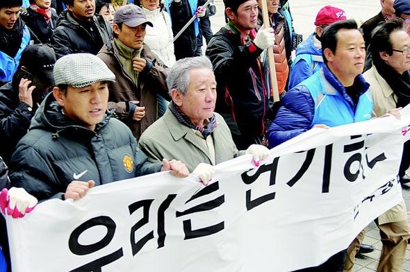 손병호, 송재호, 한영수(한국방송연기자노조 위원장) 등 연기자들이 지난달 12일 서울 여의도에서 출연료 미지급 문제 해결을 요구하며 거리행진을 벌이고 있다. 한국방송연기자노조 제공 
