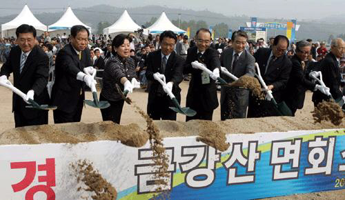 2005년 8월31일 금강산에서 열린 남북이산가족 면회소 착공식에서 대한적십자사 총재인 필자(오른쪽 둘째)와 장재언 조선적십자회 중앙위원회 위원장(오른쪽 셋째) 등 남북 적십자사 회원들과 현정은 현대그룹 회장(왼쪽 셋째)이 첫삽을 뜨고 있다.