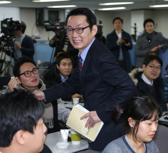 박근혜 대통령 당선인의 윤창중 수석대변인이 25일 오후 서울 여의도 새누리당 당사에서 간담회 뒤 기자들과 인사를 나누다 뒤를 돌아보고 있다.  강창광 기자 chang@hani.co.kr