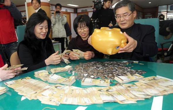 전북 전주시 노송동주민센터에 올해도 어김없이 얼굴없는 천사가 찾아왔다. 직원들이 돈의 액수를 세고 있다.  전주시 제공