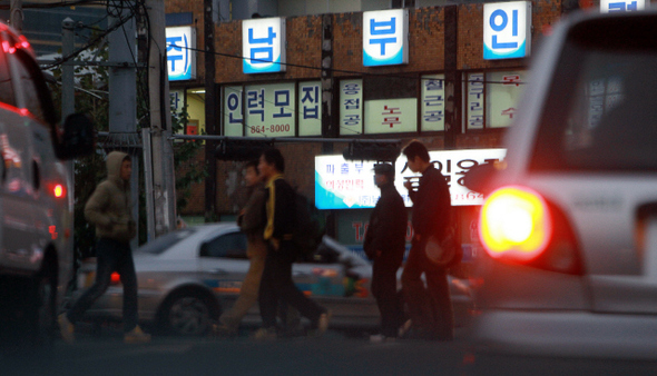 일감을 찾는 일용직 노동자들이 서울 남구로역 인력시장을 찾았다. 새벽 인력시장에서 허탕을 치고 집으로 돌아서는 그들의 처진 어깨가 추운 날씨보다 더 을씨년스럽다.  김경호 기자 jijae@hani.co.kr