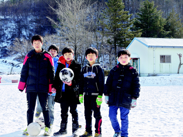 눈 덮인 운동장에서 축구를 하던 전북 진안 장승초등학교 학생들이 잠시 운동을 멈추고 사진을 찍고 있다.
