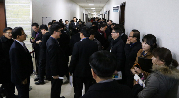31일 오전 새해 예산안 처리를 위한 국회 예산결산특위 소위원회 회의실 앞에서 관련부처 공무원들이 회의가 열리기를 기다리고 있다.  이정우 선임기자 woo@hani.co.kr