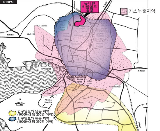 그림 3: 유니언 카바이드 공장에서 유출된 메틸 이소시아네이트 가스 유출 지역 (분홍색으로 표시된 지역). 바람을 따라 주로 동남쪽으로 가스가 흘러들었는데, 이 방향으로 인구밀도가 높은 빈민가가 있어 많은 인명 피해를 불러왔다. 출처/ 주1