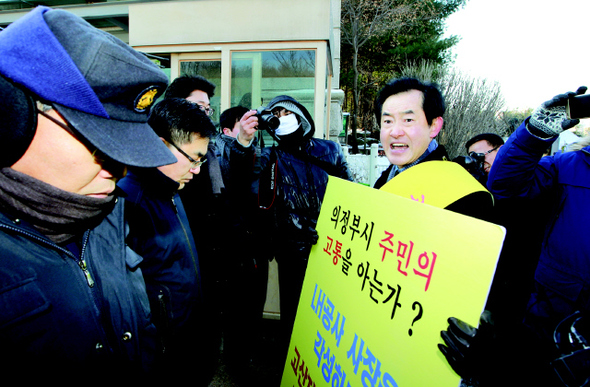 안병용 경기 의정부시장(피켓 든 사람)이 의정부시 고산 보금자리주택지구의 보상 지연에 항의해 2일 오전 성남시 한국토지주택공사(LH) 본사 앞에서 시무식을 연 뒤, 토지주택공사 쪽에 ‘고산지구 보상을 서두를 것’을 촉구하고 있다. 의정부시 제공
