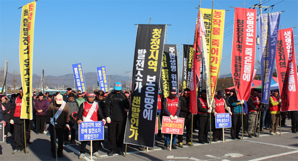 충북 보은군 삼승면 주민들이 지난해 11월15일 보은군청 앞에서 엘엔지(LNG) 복합발전소 유치 반대 시위를 하고 있다. 보은 엘엔지발전소 유치 반대투쟁위원회 제공