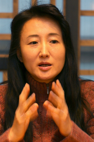 <평양의 여름휴가-내가 본 북조선> 한국어판 출간을 기념해 5일 방한한 재일동포 작가 유미리씨는 “김정은 체제의 북조선이 어떻게 바뀌었는지 궁금해서 올봄에 다시 가 볼 생각”이라고 말했다.   김경호 기자 jija@hani.co.kr