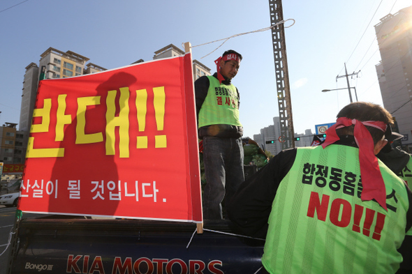 2012년 11월 시민단체와 중소 상인들이 서울 마포구 합정역 홈플러스 입점 예정 건물 들머리에서 대형마트 입점 반대 국민대회를 열고 있다.  김봉규 기자 bong9@hani.co.kr