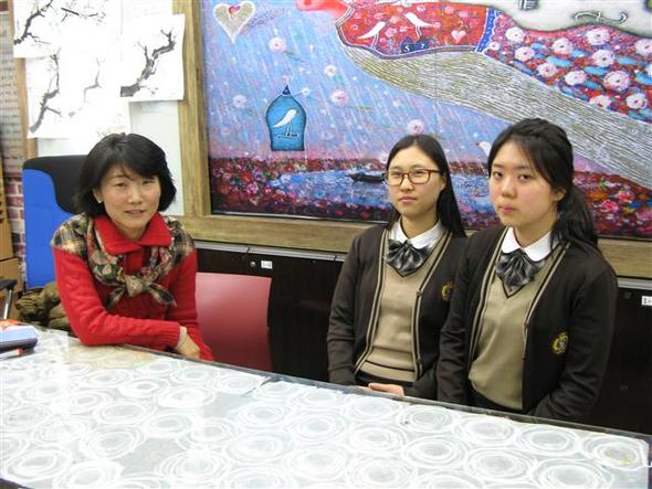 인천 신현고 김현정 미술 교사(왼쪽부터)가 올해 성신여대 무용예술학과에 진학한 홍예나양, 홍익대 자율전공학부에 합격한 홍수지양과 이야기를 나눴다. 신소영 기자 viator@hani.co.kr