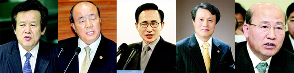 왼쪽부터 심명필, 정종환, 이명박, 권도엽, 이만의.