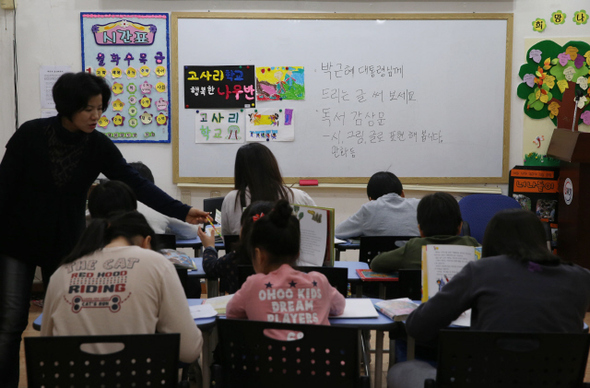 지난 11일 오전 경기도 의정부시 녹양동 경기북부 아동일시보호소 고사리 학교 교실에서 아이들이 박근혜 대통령 당선인에게 보내는 편지를 쓰고 있다.   의정부/박종식 기자 anaki@hani.co.kr