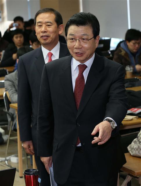 김진선 대통령취임준비위원장이 20일 서울 삼청동 한국금융연수원 내 대통령직 인수위원회에서 취임식 준비에 대해 브리핑하기 위해 입장하고 있다.  인수위 사진기자단